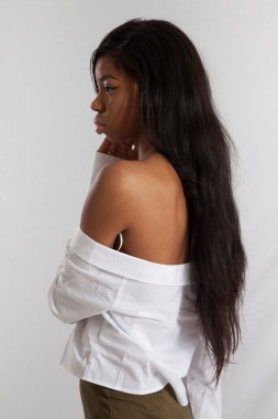 Hoş kadın dalgın görünüyor.