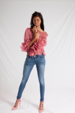 Güzel siyah kadın düşünceli görünüyor.