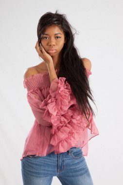 Güzel siyah kadın. Eli saçında.