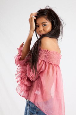 Güzel siyah kadın. Eli saçında.