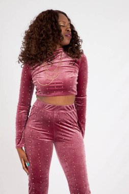 Güzel kadın düşünceli görünüyor.