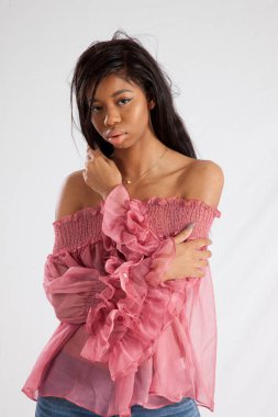 Güzel kadın düşünceli görünüyor.