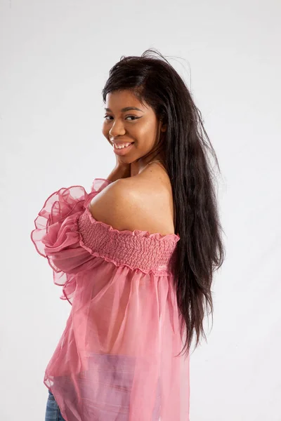 Mujer Negra Feliz Una Blusa Rosa —  Fotos de Stock