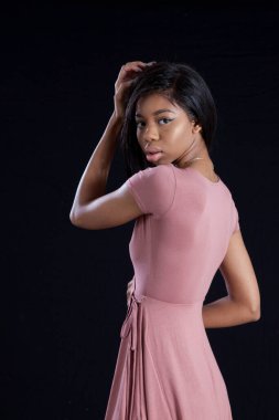 Göz teması kuran düşünceli bir kadın.