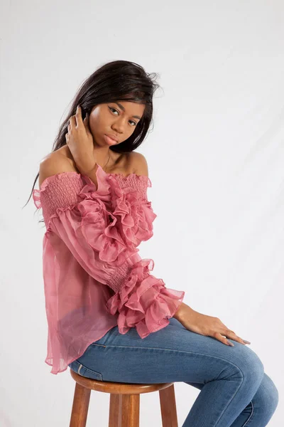 Pretty Black Woman Sitting Relaxing — Stock Photo, Image