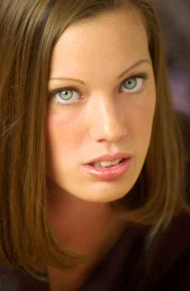 Красивая Молодая Женщина Красивыми Зелеными Глазами Смотрящая Прямо Камеру Мягким — стоковое фото