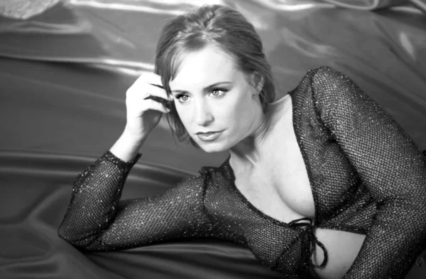 Mavi gözlü yumuşak ifade - düz saçları Kızıl - siyah eyeliner ve pembe ruj ve hafif hafif Erik dudak parlatıcısı - tek renkli ile doğrudan kameraya bakarak çarpıcı güzel genç kadın