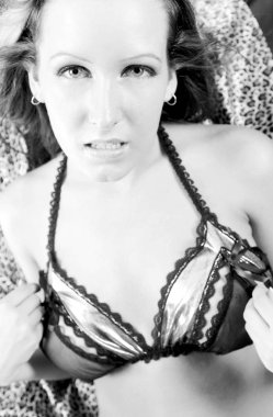 Ünlü öğrenci poz Altın Leopar saten sayfası - siyah şeffaf sütyen ve külot iç çamaşırı - esmer saç çizgiler - etkin Jessica Look ile şişmiş Barton rüzgar - ateşli seksi kıyafetler monokrom kopya uzay - Pembe dudakları ve hafif makyaj parlak