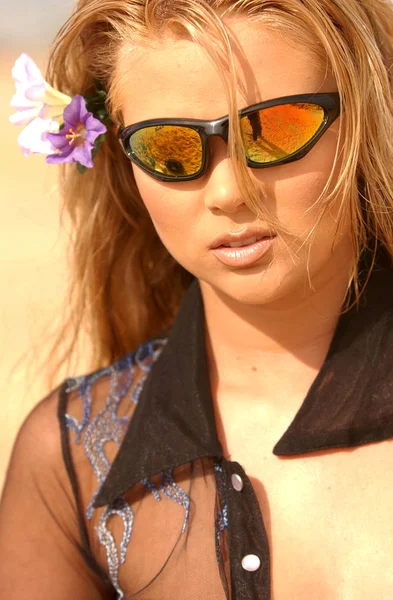 Schiere Knopfleiste Heiße Glückliche Blondine Auf Urlaubsreise Zum Strand Meeresfelsen — Stockfoto