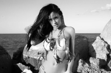 Rahatlatıcı ve sahilde - Tan oynarken tropikal plaj tavşan kahverengi rock ve okyanus deniz su zemin kum ve uzay kopyalamak - bu genç kadını seyahat sevinç mutluluk ve doğa için sağlıklı yaşam için gevşeme güneş ışığı için kıyı egzotik yere