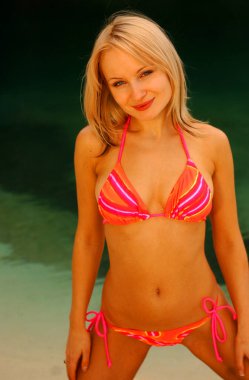 Sevimli pembe ve mor String bikini - sarışın model--doğal bir görünüm gerçek bir güzellik - güneş güneş tan güneş arayan İskandinav kaygısız bir bebek güneşli sağlıklı tutum güneşli bir günde Altın ışık gündoğumu günbatımı sırılsıklam