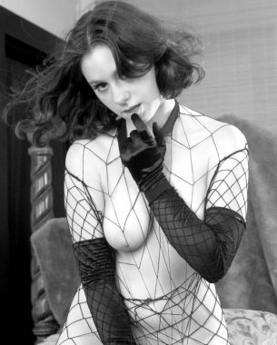 Fishnet kapalı esmer yatak ortamda uzun siyah eldiven