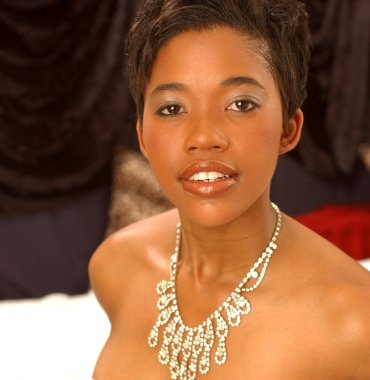 -Sevgi ve cinsel niyeti ile flört şehvetli davet çekici tatil kutlaması - kapalı yatak siyah arka plan kopya alanı güzel kısa saç genç bayan zımni üstsüz poz - gülümseme - gözleri açık - net yumuşak kahverengi deri büyüleyici sesleri