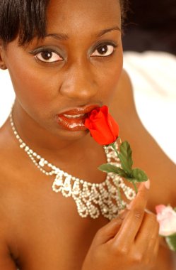 -I Love You - güzel kısa saç genç bayan zımni üstsüz poz - büyüleyici gülümsemem söylüyor - Sevgililer Bayan Sil yumuşak kahverengi deri - tatil kutlaması sevgi ve şehvetli çekici davet cinsel niyet - baştan çıkarıcı bak - sürpriz ile flört