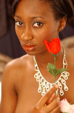 -I Love You - güzel kısa saç genç bayan zımni üstsüz poz - büyüleyici gülümsemem söylüyor - Sevgililer Bayan Sil yumuşak kahverengi deri - tatil kutlaması sevgi ve şehvetli çekici davet cinsel niyet - baştan çıkarıcı bak - sürpriz ile flört