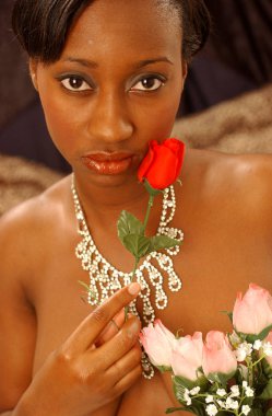 Sevgililer lady - diyor ı Love You - güzel kısa saç genç bayan zımni üstsüz poz - çekici - net yumuşak kahverengi deri - tatil kutlaması sevgi ve cinsel niyet - baştan çıkarıcı bak - sürpriz ile flört şehvetli davet çekici gülümseme