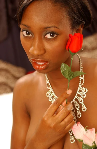 Sevgililer lady - diyor ı Love You - güzel kısa saç genç bayan zımni üstsüz poz - çekici - net yumuşak kahverengi deri - tatil kutlaması sevgi ve cinsel niyet - baştan çıkarıcı bak - sürpriz ile flört şehvetli davet çekici gülümseme