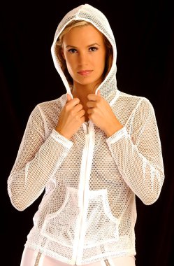 Fermuarlı beyaz örgü kapüşonlu ceket beyaz dar pantolon açık gözleri kopya alanı izole -yakut kırmızı ruj