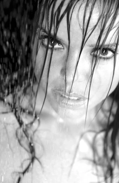 Monochrom Enge Nahaufnahme Gesicht Durch Duschwasserspray Schöne Atemberaubende Blaue Augen — Stockfoto