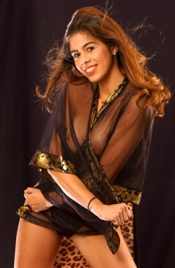 Latin esmer neşeli mutlu kız sırf siyah bornoz çarpıcı gülümseme onu şımarık göğüsler teşhir ve onu sert meme büyüleyici güzel bayan büyüleyici büyüleyici gösteren ilgi çekici gözleri yaramaz kolej okul kız pinup poster takvim için mükemmel 