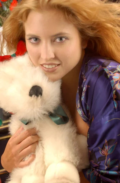 可爱的金发碧眼的拥抱毛茸茸的泰迪熊 — 图库照片