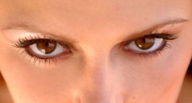 Güzel gözlü güzel Bayan