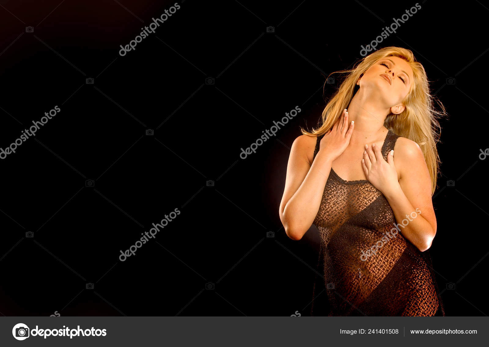 Vestido Tubo Negro Puro Impresionante Bomba Aislado Negro Sólido Copia: fotografía de stock © raykehoe #241401508 | Depositphotos Vestido Tubo Negro Puro Impresionante Bomba Aislado Negro Sólido Copia: fotografía de stock © raykehoe #241401508 | Depositphotos