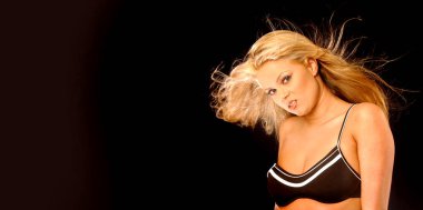 Kırmızı siyah ve Beyaz Bikini - çekici gülümseme - rüzgar havaya uzun sarı highlights - spor atlet sesi vücut - çekici şehvetli cinsel niyeti poz ile flört davet - yalıtılmış duvar kağıdı kopya alanı siyah arka plan - büyük göğüsler sattı.