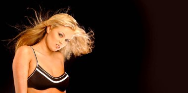 Kırmızı siyah ve Beyaz Bikini - çekici gülümseme - rüzgar havaya uzun sarı highlights - spor atlet sesi vücut - çekici şehvetli cinsel niyeti poz ile flört davet - yalıtılmış duvar kağıdı kopya alanı siyah arka plan - büyük göğüsler sattı.