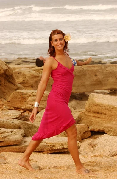 亮色长裙上坐薄模型走在沙滩上海边黄花在模型头发 — 图库照片