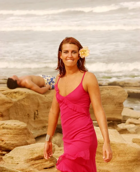 鲜艳的彩色长裙上坐薄模型走在海滩海边黄花在模型头发阳光和阳光浸湿的健康态度的无忧无虑的宝贝在夕阳热带岛屿的金色光 — 图库照片