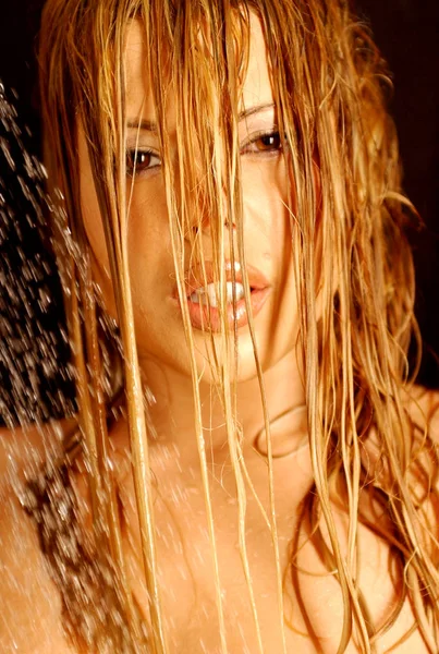 Islönme Saçlı Sevimli Sarışın Eğlenceli Duş Waterproff Modelleme — Stok fotoğraf