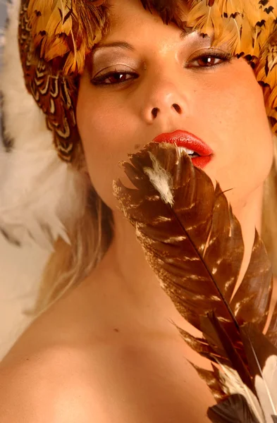 Корінні Індіанки Воїн Перо Індіанка Яскраво Червоні Губи Сексуальними Привабливими — стокове фото