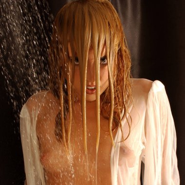 Islak saçlı sevimli sarışın şakacı duş - çıplak ve üstsüz - iç çamaşırı ve su geçirmez modellemede pembe ruj kadar - siyah arka planda göstermek kapalı studio sağlıklı bakım özgür ruh - kız göğüsleri ve meme maruz - izole mutlu olun 