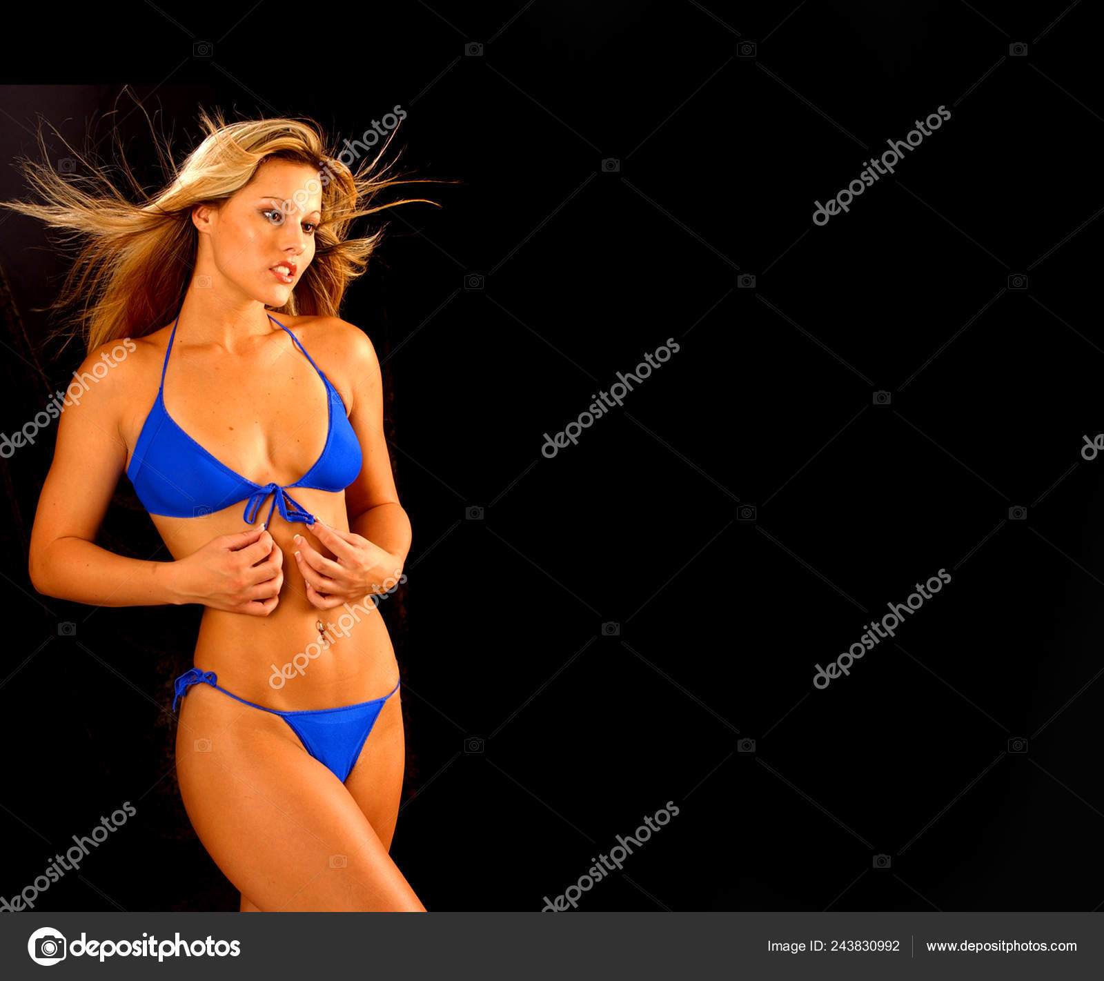Bikini Tanga Cuerda Escasa Con Corbata Azul Fondo Pantalla Paisaje