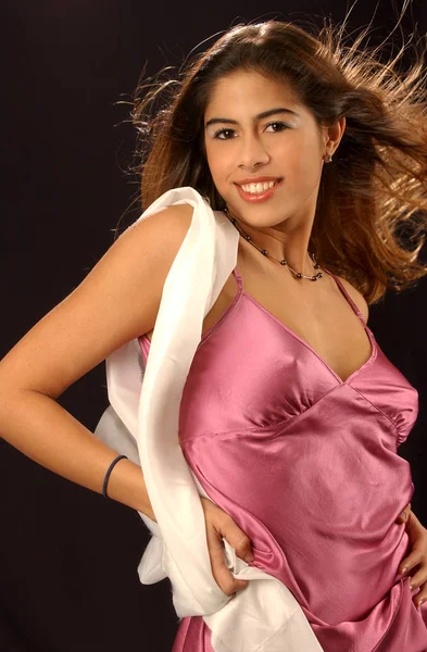 愛らしいかわいいピンク サテン スリップと光沢のあるサテンのスカーフを白いモデルかなりブラジル ブルネット 巨乳と裸の腕 黒の背景コピー スペース — ストック写真