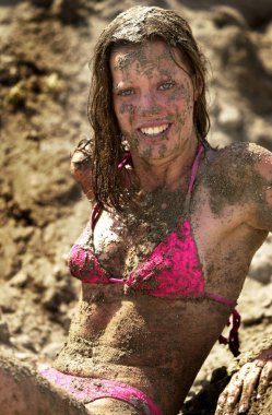 Uzun boylu ince kadın çamur ve kir içinde çalış