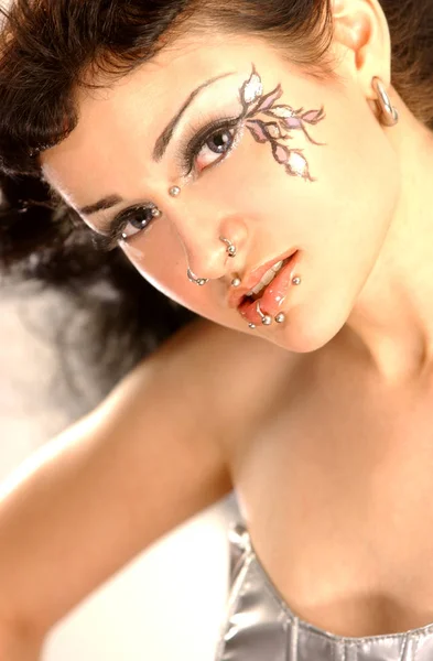 Chica Gótica Con Tatuajes Anillos Nariz Anillos Labios Tachuelas Plata —  Fotos de Stock