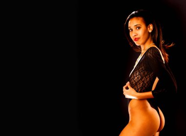 siyah arka planda eğri kalça alt seksi Bayan pozlar arkasında sesi popo yanakları arka uç
