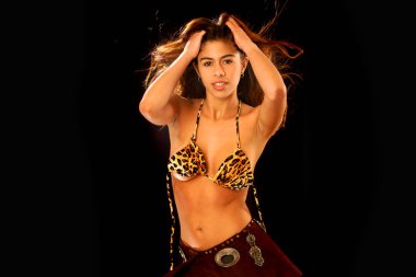 Leopar bikinili seksi Brezilyalı üst siyah arkaplan fotokopi alanı duvar kağıdı