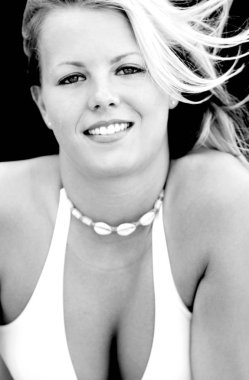 Beyaz basit bikini ve deniz kabuğu kolye üzerinde genç sarışın