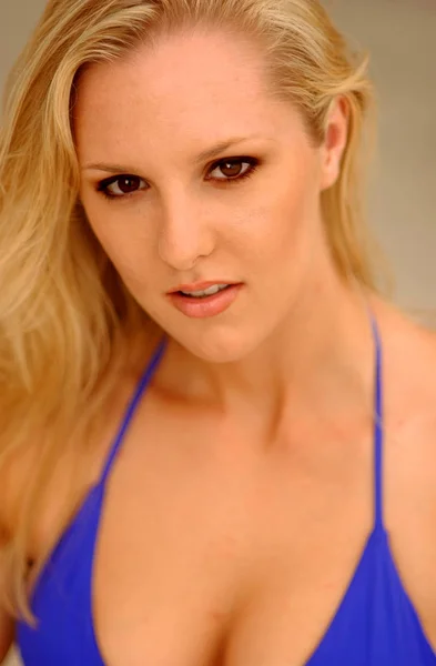 Playboy Modell Rebecca Newell Poserar Baddräkt Blå String Bikini Badkläder — Stockfoto