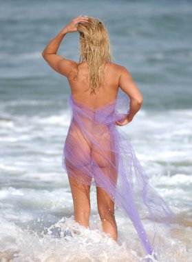 Sıcak tropikal kopya alanı arka plan-bir adada dinlendirici plaja seyahat tüm kendi-altın ışık gündoğumu günbatımı mavi sıcak dalgalar ile güzel Lady deniz tarafında cimri bikini-güneş sırılsıklam Tanrıça-su dalgaları sıçrama eğlence-rahatlayın