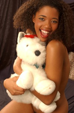 Örtülü çıplak güzel Bayan sarılmak Scruffy Teddy çıplak ayı-gülümsüyor ve kıkırdıyor-yatak odası kapalı stüdyo ayarı-yakut kırmızı dudaklar ve yumuşak net cilt tonları