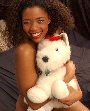 Örtülü çıplak güzel Bayan sarılmak Scruffy Teddy çıplak ayı-gülümsüyor ve kıkırdıyor-yatak odası kapalı stüdyo ayarı-yakut kırmızı dudaklar ve yumuşak net cilt tonları