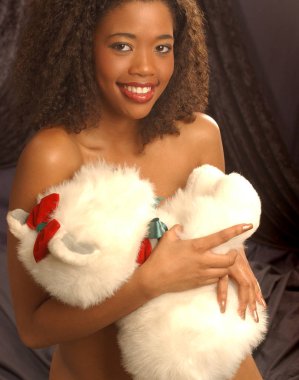 Örtülü çıplak güzel Bayan sarılmak Scruffy Teddy çıplak ayı-gülümsüyor ve kıkırdıyor-yatak odası kapalı stüdyo ayarı-yakut kırmızı dudaklar ve yumuşak net cilt tonları