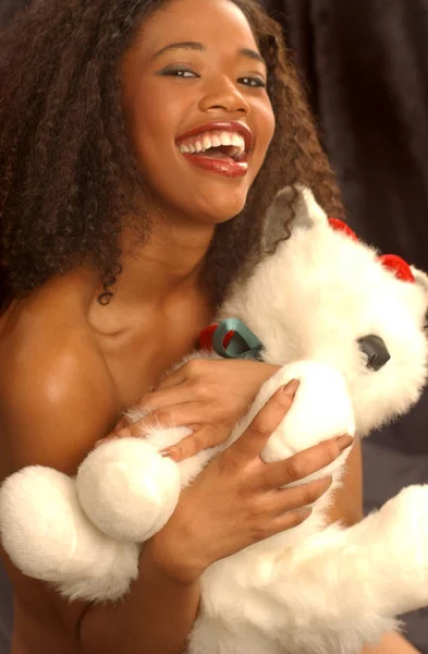 Örtülü Çıplak Güzel Bayan Sarılmak Scruffy Teddy Çıplak Ayı Gülümsüyor — Stok fotoğraf
