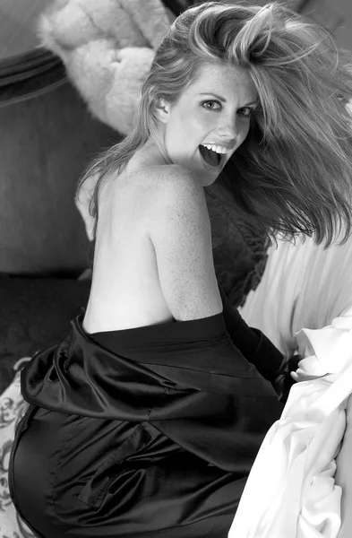 Playboy Model Julie Brock Odgrywa Nago Sypialni Ustawienie Monochromatyczne Czarno — Zdjęcie stockowe