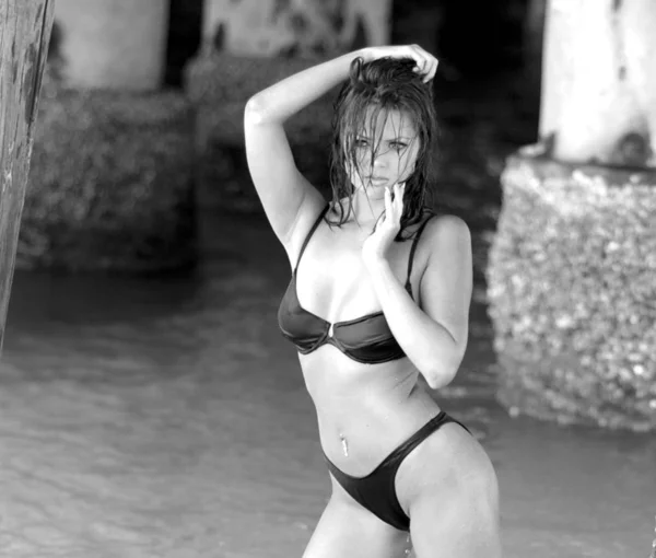 Zwarte Mager Bikini Poseren Zee Landschap Aantrekkelijke Dame Pronkt Met — Stockfoto