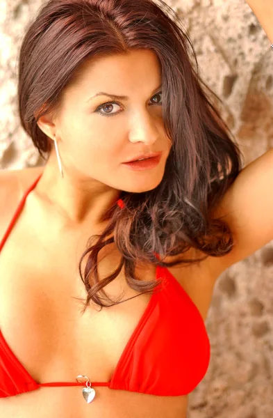 Rode Bikini Goed Gelooid Latina Badpak Model Dark Stone Achtergrond — Stockfoto